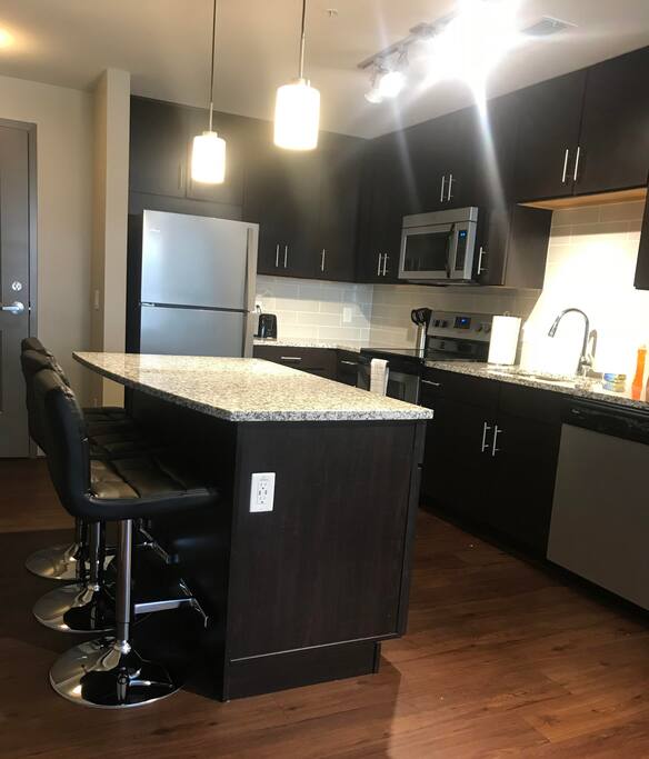 Large kitchen with eat-in island kitchen
