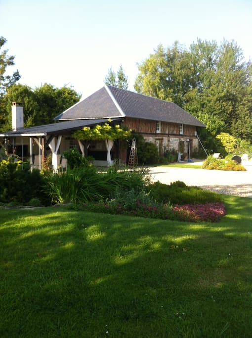 Le salon d'été avec barbecue