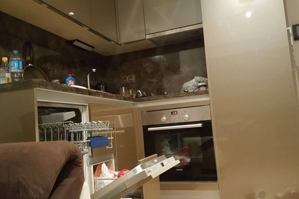 干净宽敞的厨房,是否想来做顿想念已久的中国菜。即使是一碗热腾腾的老谭酸菜面,也能回味无巧。