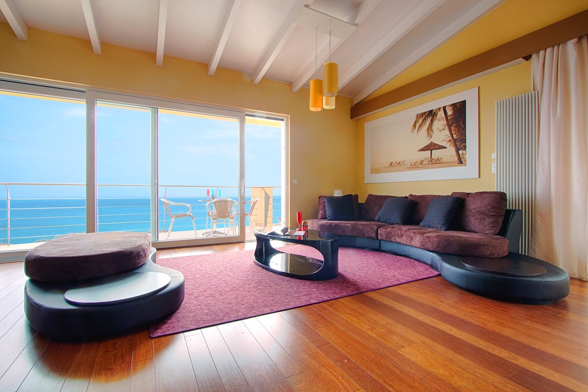 Living room with sea view 