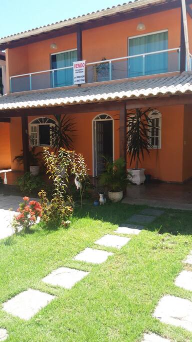 Frente com varandas e jardim