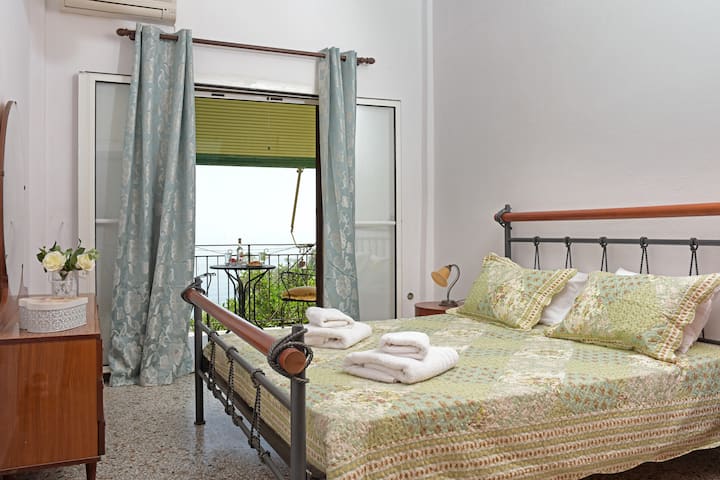 ห้องนอนคู่พร้อมระเบียงส่วนตัว