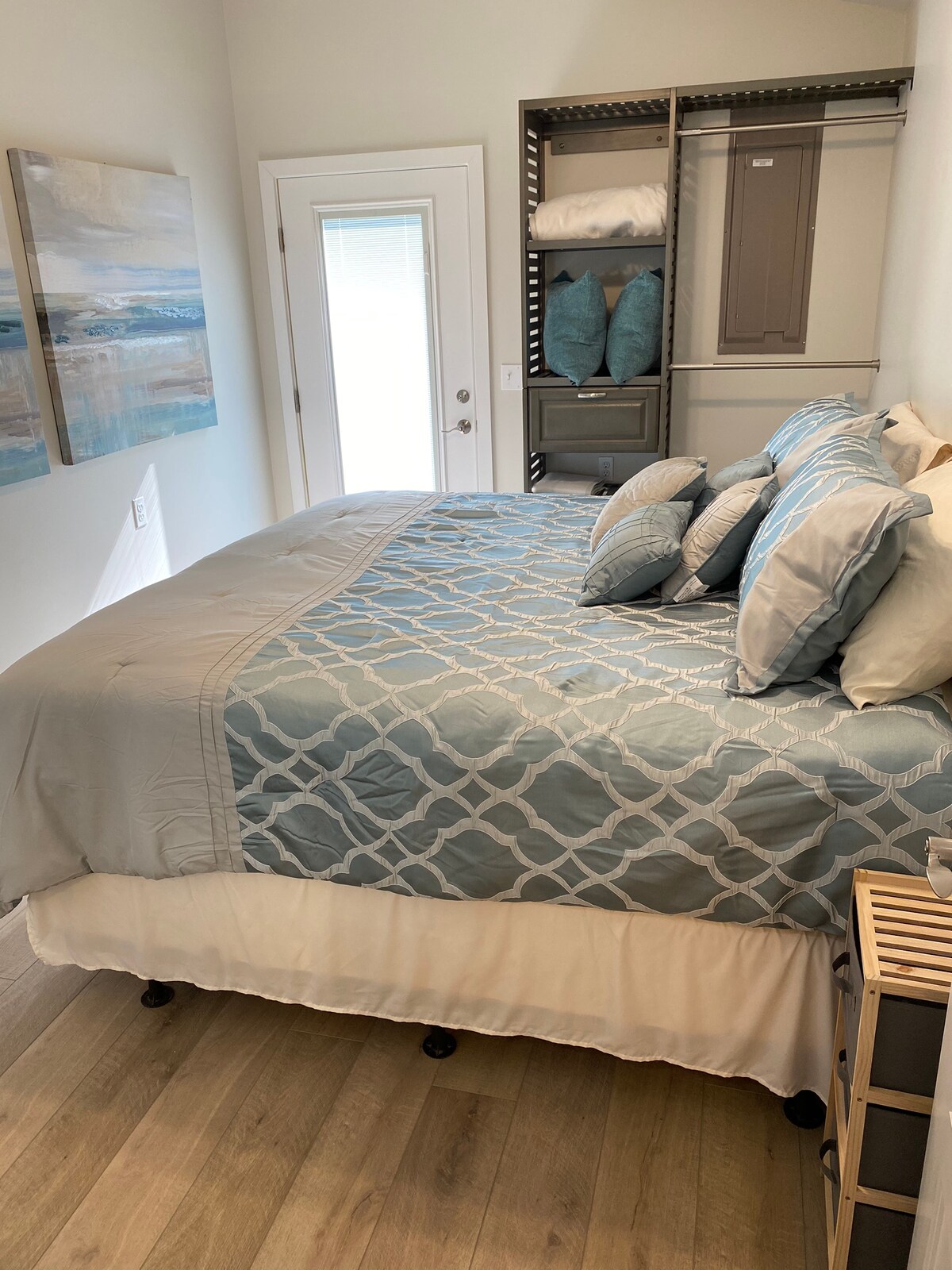 חדר שינה ראשי עם חדר רחצה ראשי