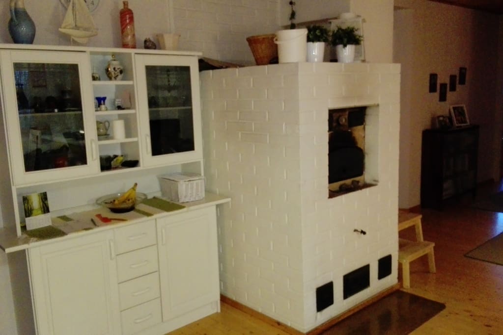 Keittiö jossa leivinuuni /
Kitchen with a baking oven