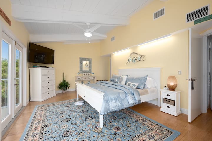 Master King Suite (zahŕňa novú 4K televíziu, 4K DirecTV, plus 4K DVD prehrávač a 4K DVD)