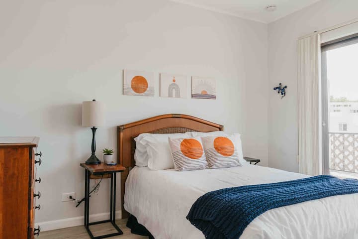 Gästezimmer 2 mit Doppelbett und einem Balkonbereich.