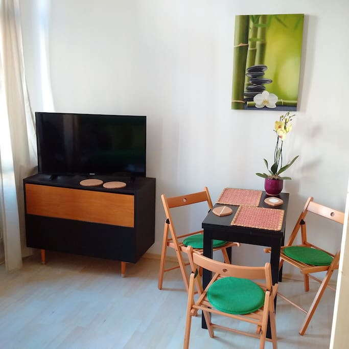 102 cm TV flat with dining place