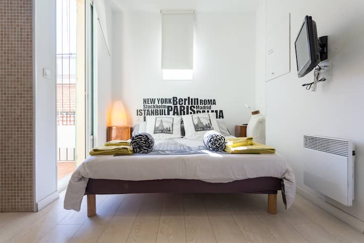 DHOMA E GJUMIT ME TV LCD dhe ballkon 