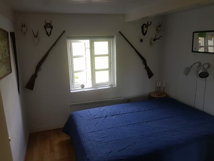 חדר עם מיטה בגודל 140 ס"מ.