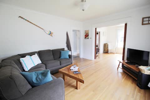 Top Airbnb: Beach & Hiking Nearby • Large Private Fenced Yard in Meaford