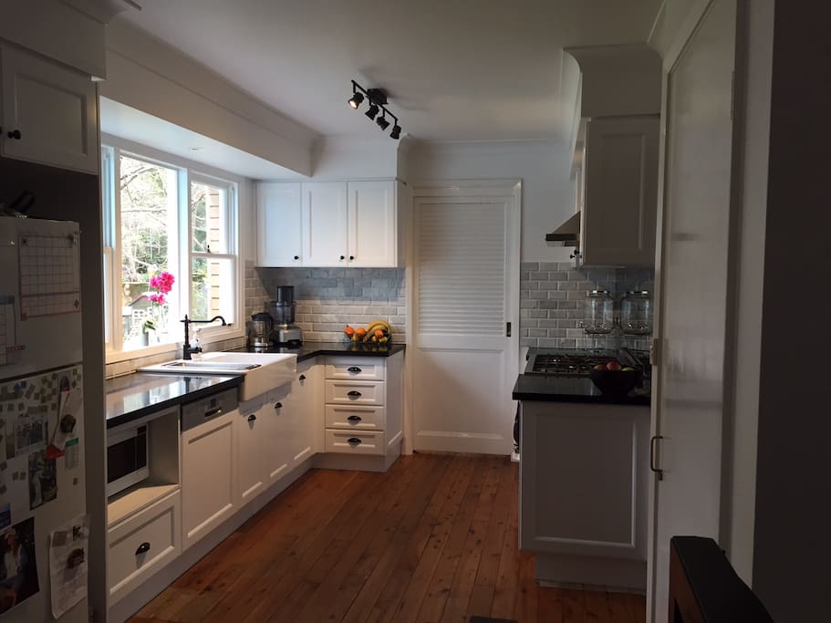 Self container kitchen that makes cooking a pleasure