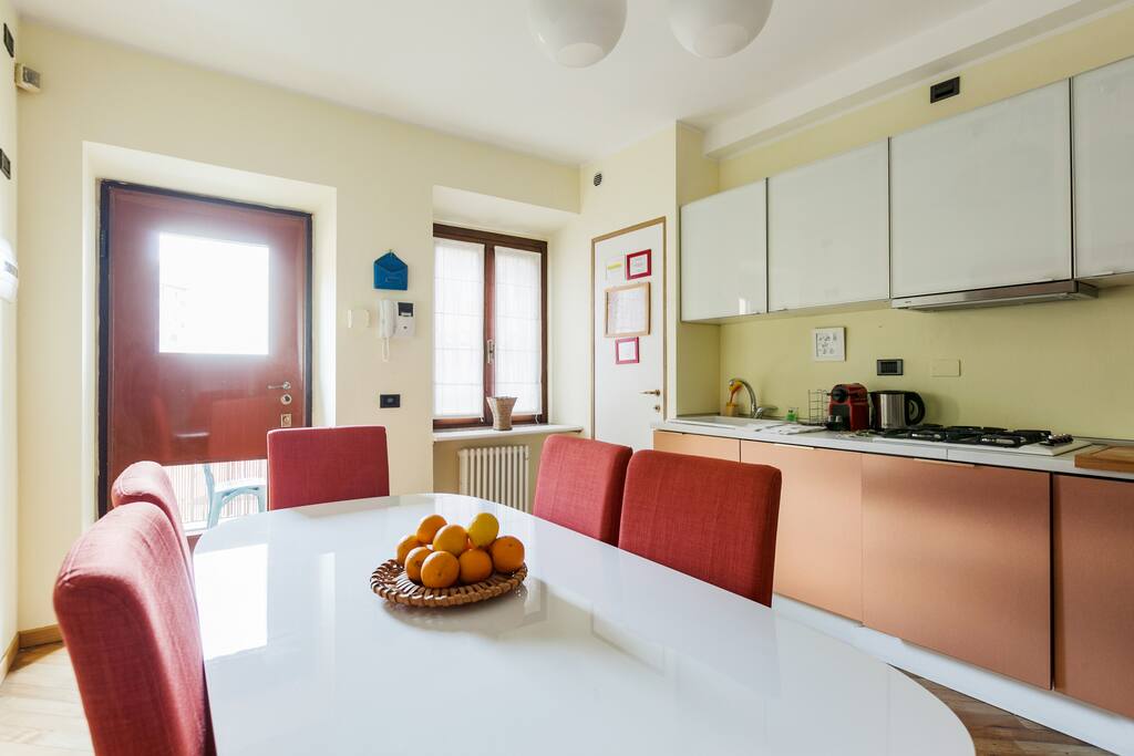 The equipped kitchen & the dining table