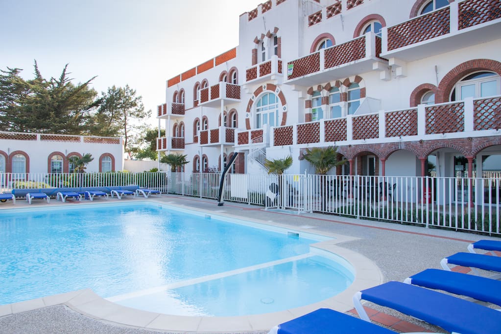 Appartement face à la piscine