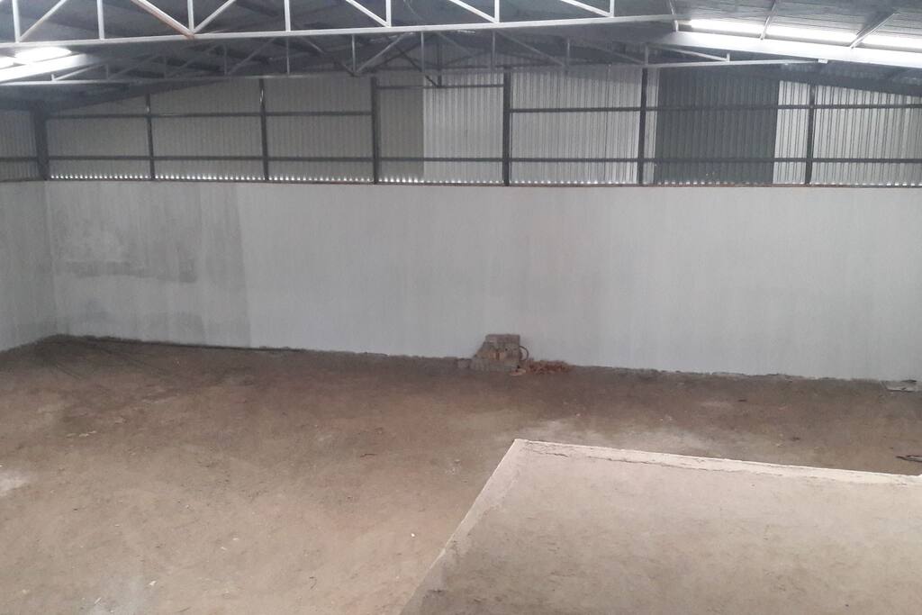 420 metros cuadrados techados en el interior