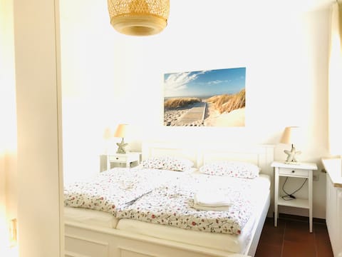 Sunny Apartment in Prime Location with Pool & Sauna
