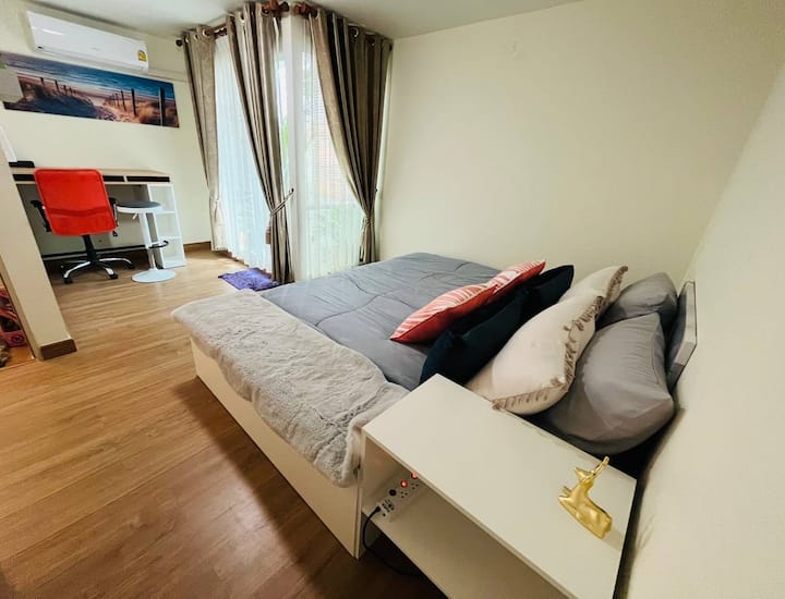 Ännu ett sovrum på tredje våningen med skrivbord och luftkonditionering 