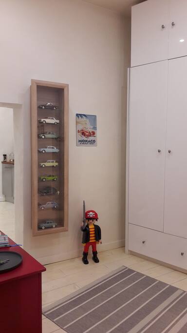 l'entrée avec un grand placard pour ranger vos affaires.