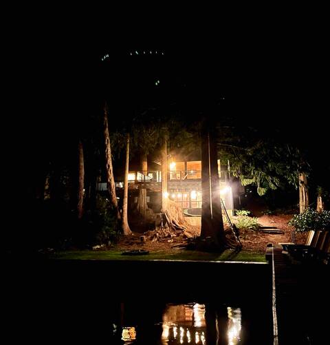 Lakeside MCM Haven: Sauna, Hot Tub, Original Charm