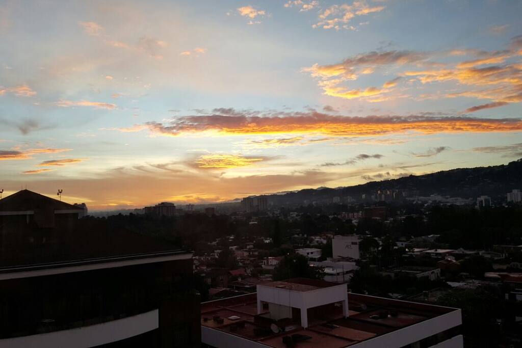 Vista panorámica de la ciudad desde del balcón del apartamento.