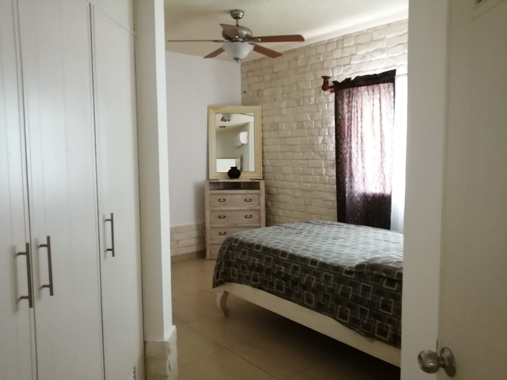 3号卧室配有双人床，包括一张家庭办公室的工作桌。