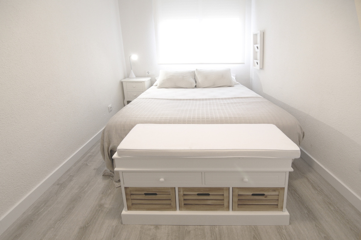 חדר 1, מיטה זוגית, ארון וחדר אמבטיה צמוד.