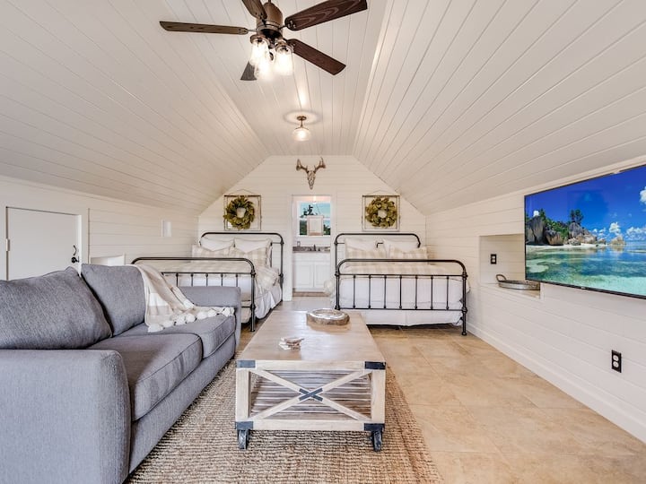 ห้องลอฟท์บาร์นเฮาส์มองไปที่ห้องน้ำ   โซฟาเป็นเตียงโซฟา