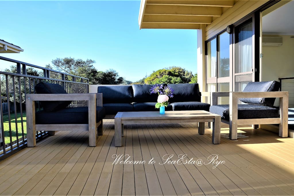 Huge entertaining balcony with bay views: great time for cup of coffee/beers with family/friends