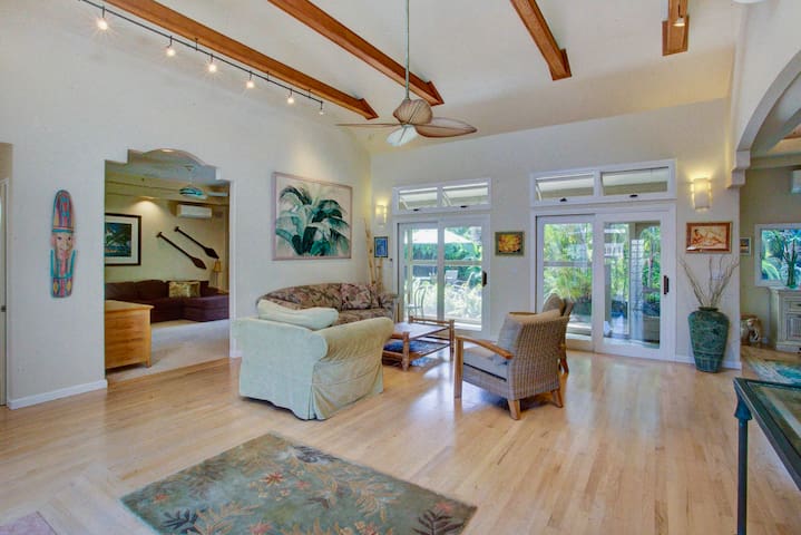 Large spacious home with A/C! Walk to Beach/Pool