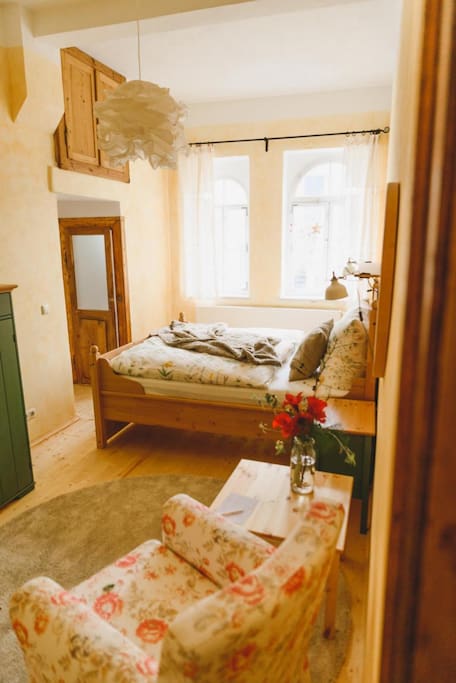 Das gelbe Schlafzimmer in der alten Küche schaut in den Garten