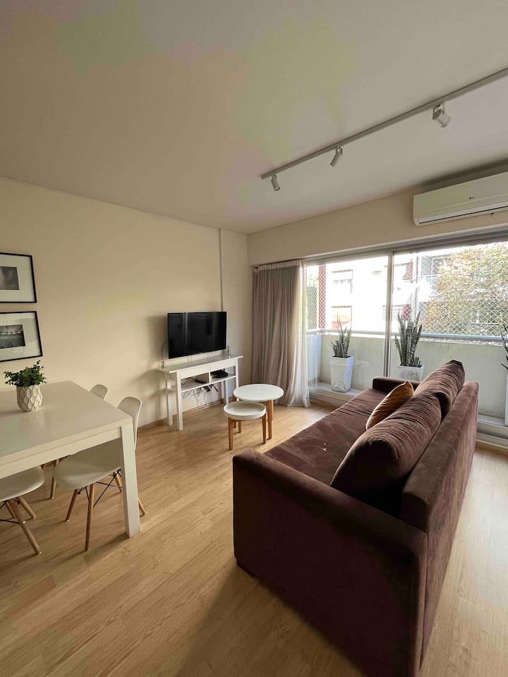 Apartamento de estúdio em Colegiales com varanda de frente para a rua