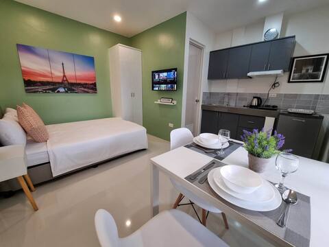 Cozy Paris Inspired w/ Wi-fi, Netflix & Parking