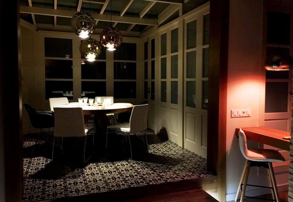 Cenas intimas en el comedor acristalado