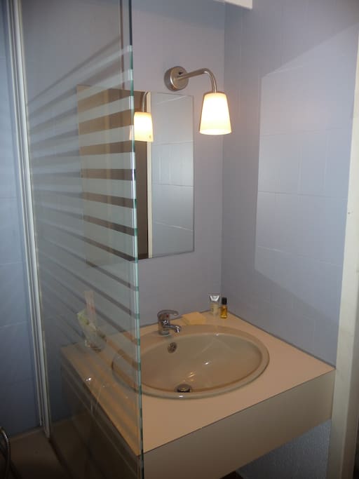salle d'eau avec baignoire, wc + rangement
