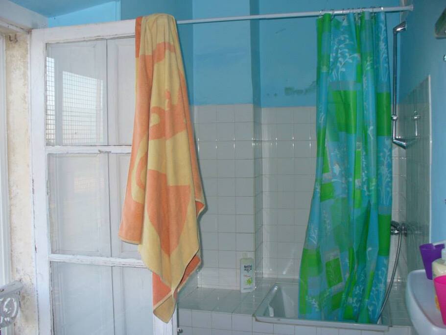Salle de bain avec douche