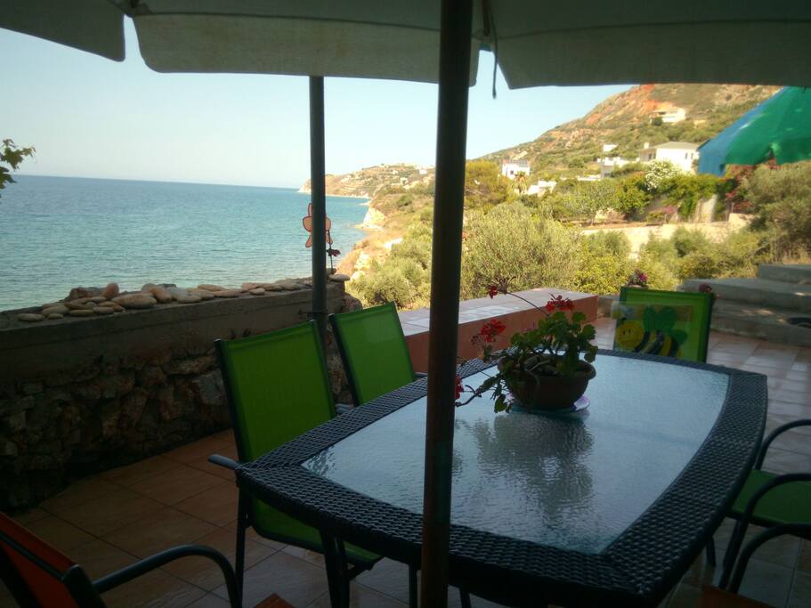 Καθισμένος στο μπαλκόνι!!