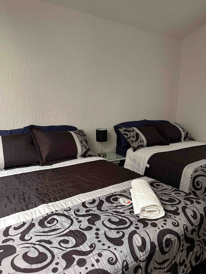 سريران مزدوجان، وسائد وبطانيات إضافية. خزانة لتخزين الملابس • شماعات • ستائر معتمة. طاولة ليلية واتصال بالهاتف المحمول 