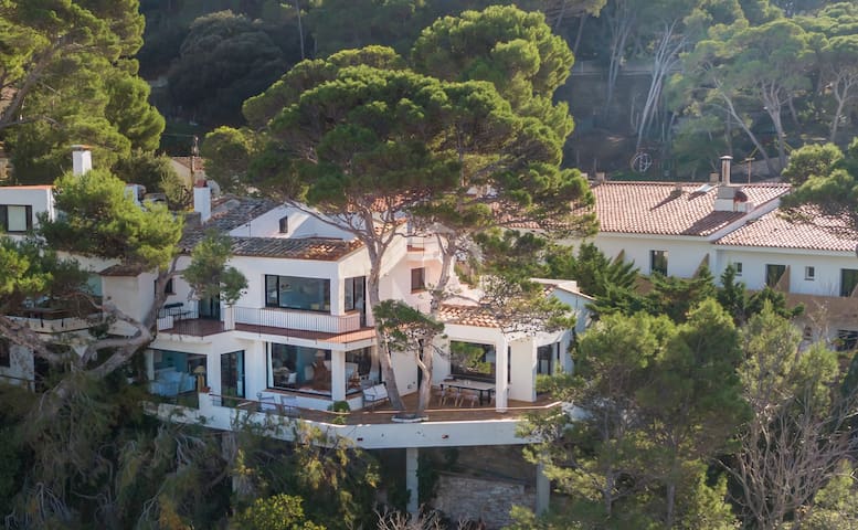 CHRISTINE – Bonita casa frente a la playa Sa Riera gallery image 2