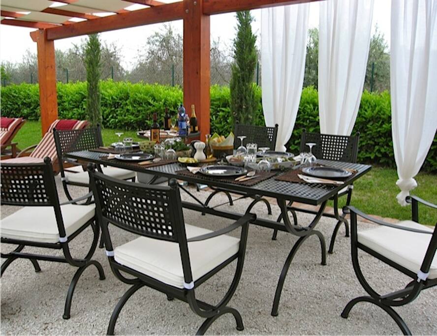 Al fresco dining in the pergola at Ca le Cerque.