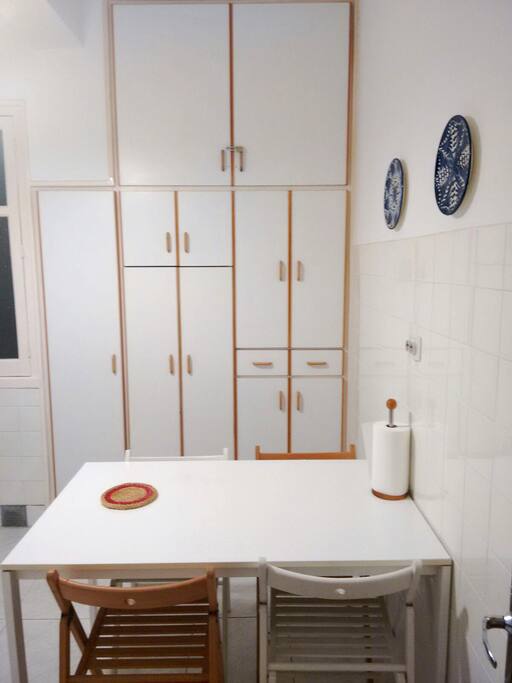 Cocina amplia dónde pueden comer cómodamente cuatro personas.
