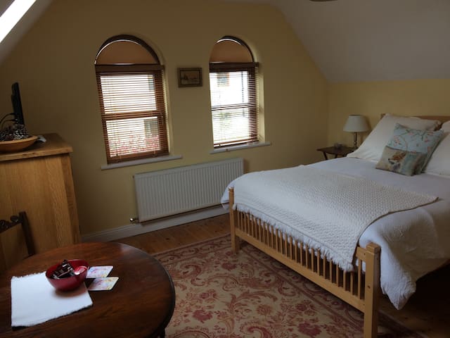 Large bedroom, private bath, 10 min walk from town