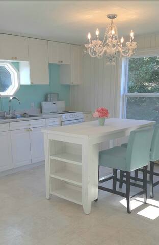 Beautiful cozy cottage few minutes walk to beach gallery image 2