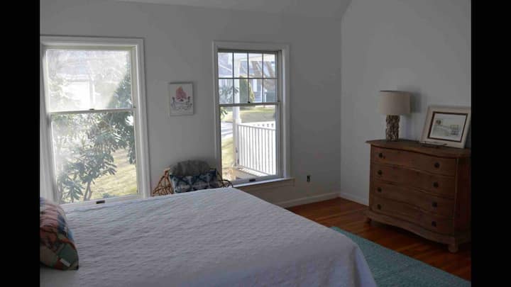 一楼主卧配备独立的全功能卫生间和新的标准双人床垫。