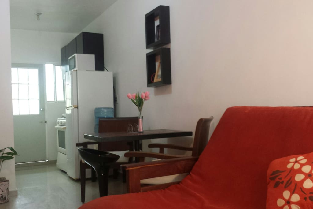 estancia con sofa cama matrimonial, comedor y cocina completa