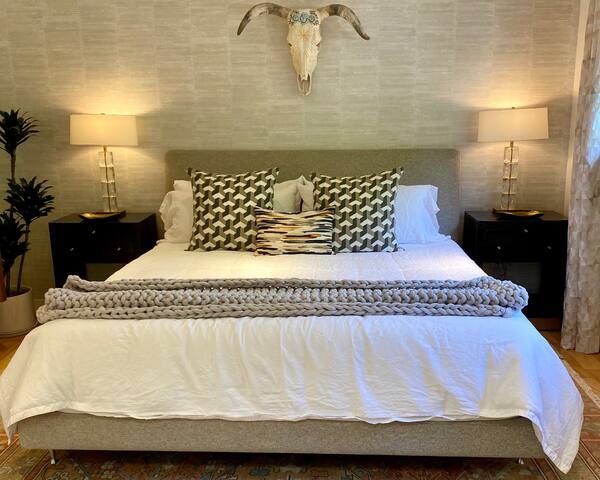 EPIC VIEW Mid-Century Modern Queen Anne Sanctuary gallery image 4