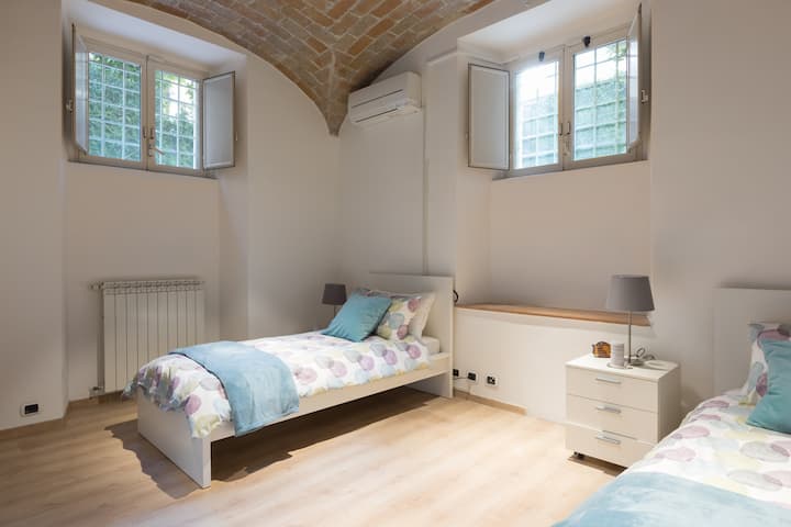 Ორადგილიანი საწოლი 2 ერთადგილიანი საწოლით - პირველი სართული 