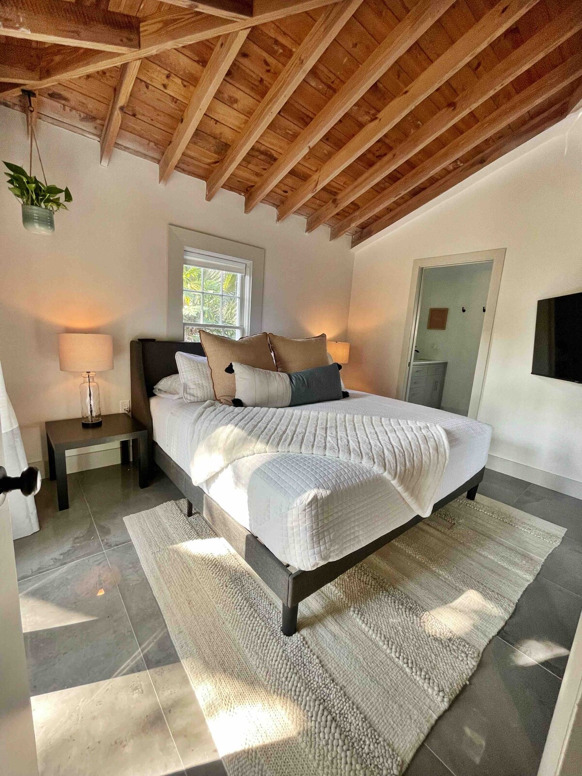 غرفة النوم الرئيسية الأولى بسرير جديد بحجم كينغ. أفضل نوم!