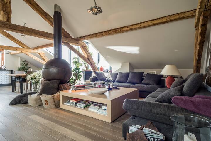 Unique Lake View 3BR – 245 sqm gallery image 2