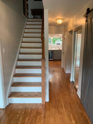 Beautiful 4 Bedroom Home with parking gallery image 2