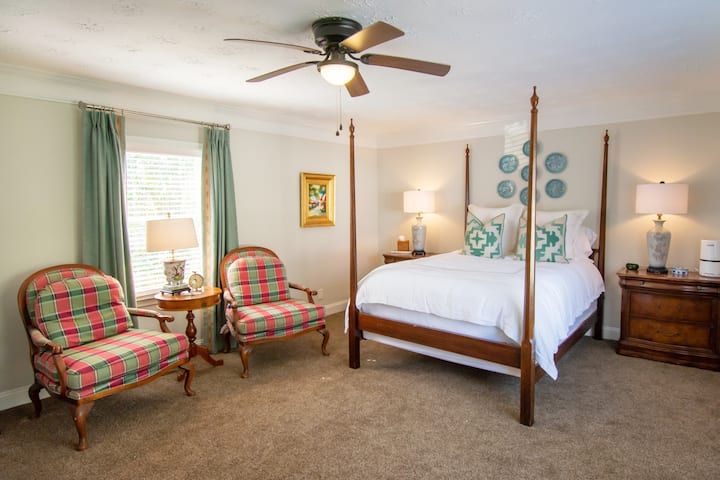 Det rymliga sovrummet har dubbelsäng och vardagsrum.