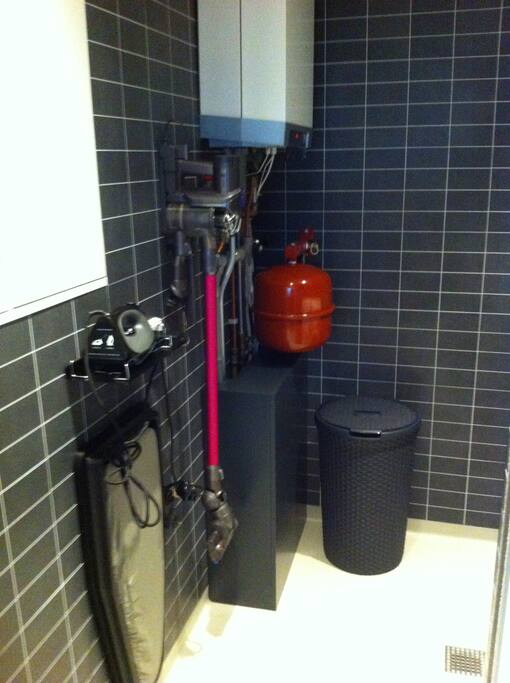 Bijkeuken: (foto 1) strijkstation, Dyson stofzuiger.